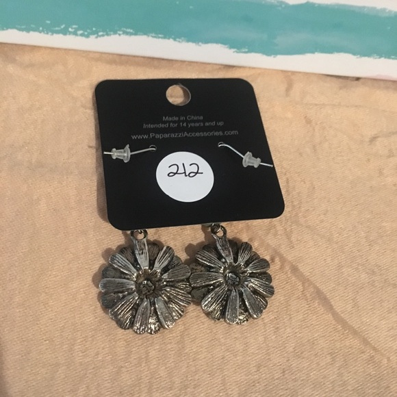 Paparazzi Earrings - Picture 3 of 3